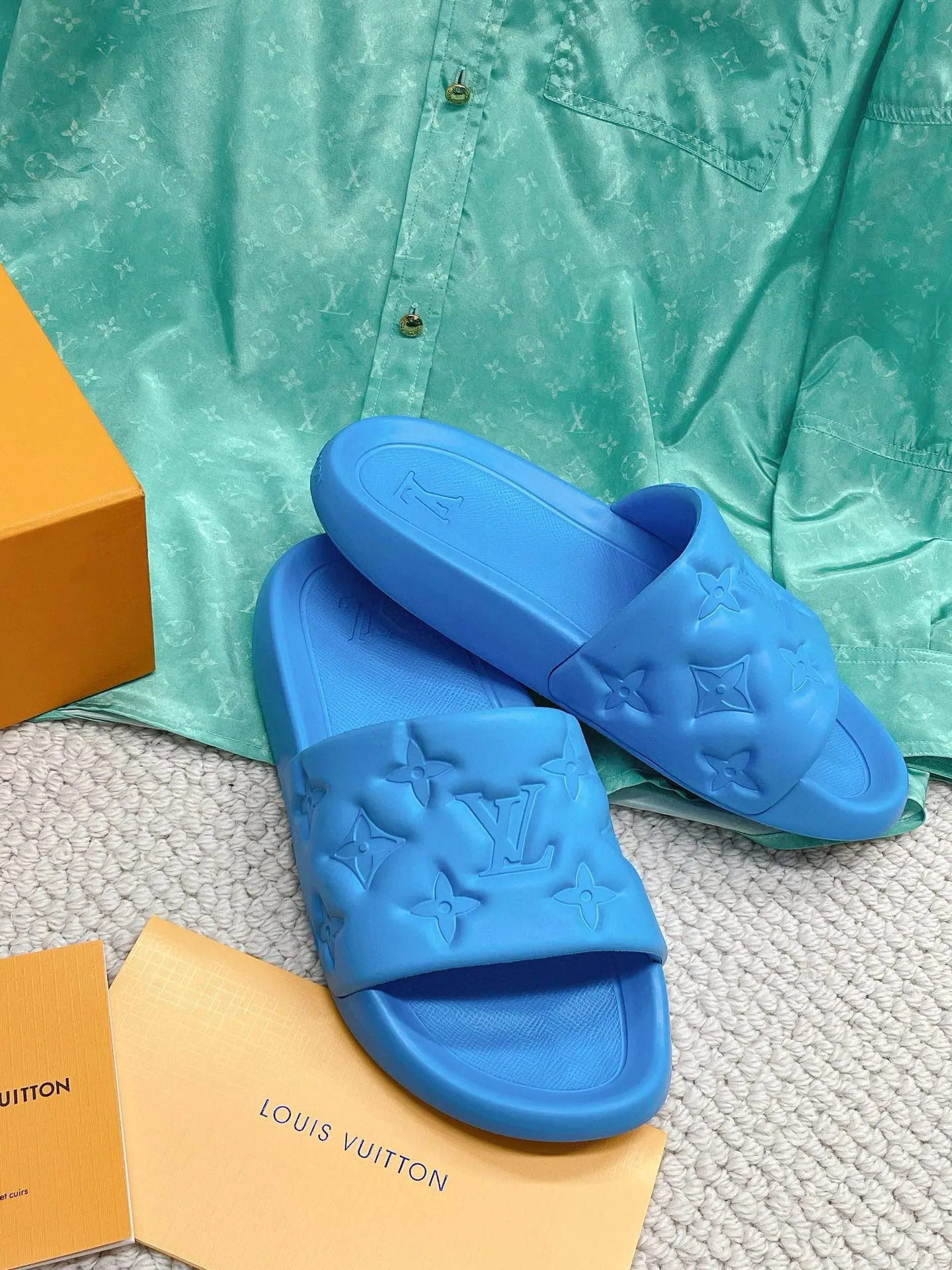 Factory price: 260💰【𝐋𝐕 Slippers】▪️Shoe size: Men's 38-45 ▪️Packaging: Counter top quality~original packaging 𝟐𝟎𝟐3 Louis Vuitton counter's new embossed slippers, L's monogram embossed slippers, Waterfront sandals are back, the upper buckle is embossed with LV's iconic Monogram pattern. Made of waterproof rubber with a comfortable and resilient insole. The lightweight, flexible outsole is embossed with the Louis Vuitton logo. ▪️Fabric: Original molded rubber foam surface ▪️Technology: embossed logo ▪️Sole: Original molded rubber foam outsole ▪️Sole thickness: 3CM.